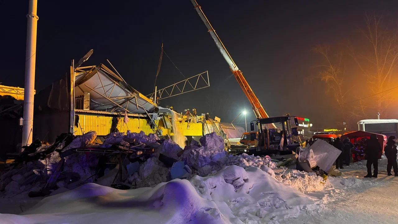 Фото Опубликованы новые кадры с места обрушения торгового центра в Новосибирске 13